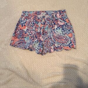 Crown & Ivy - Shelby scalloped shorts